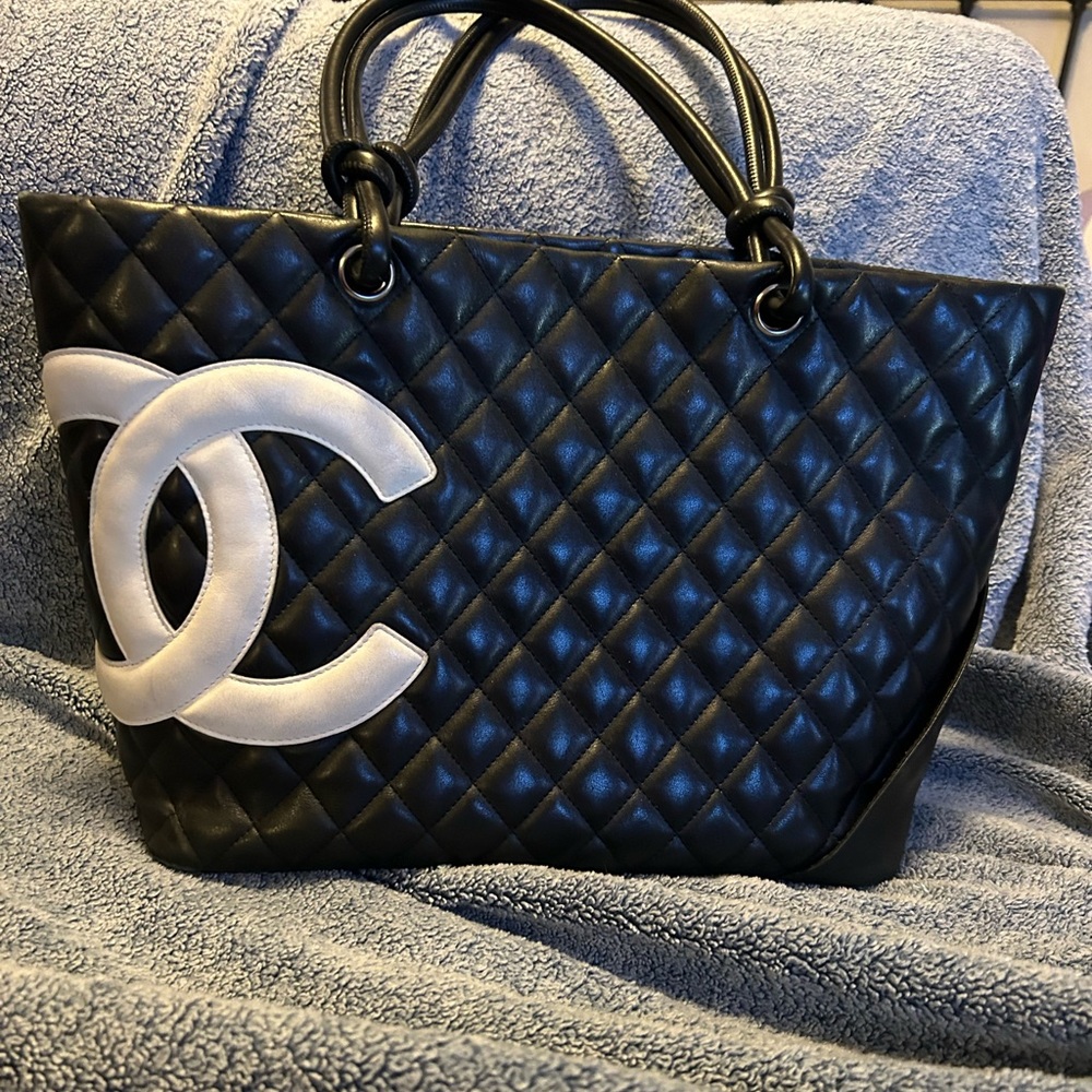 Chanel black tote, medium sized. No rips